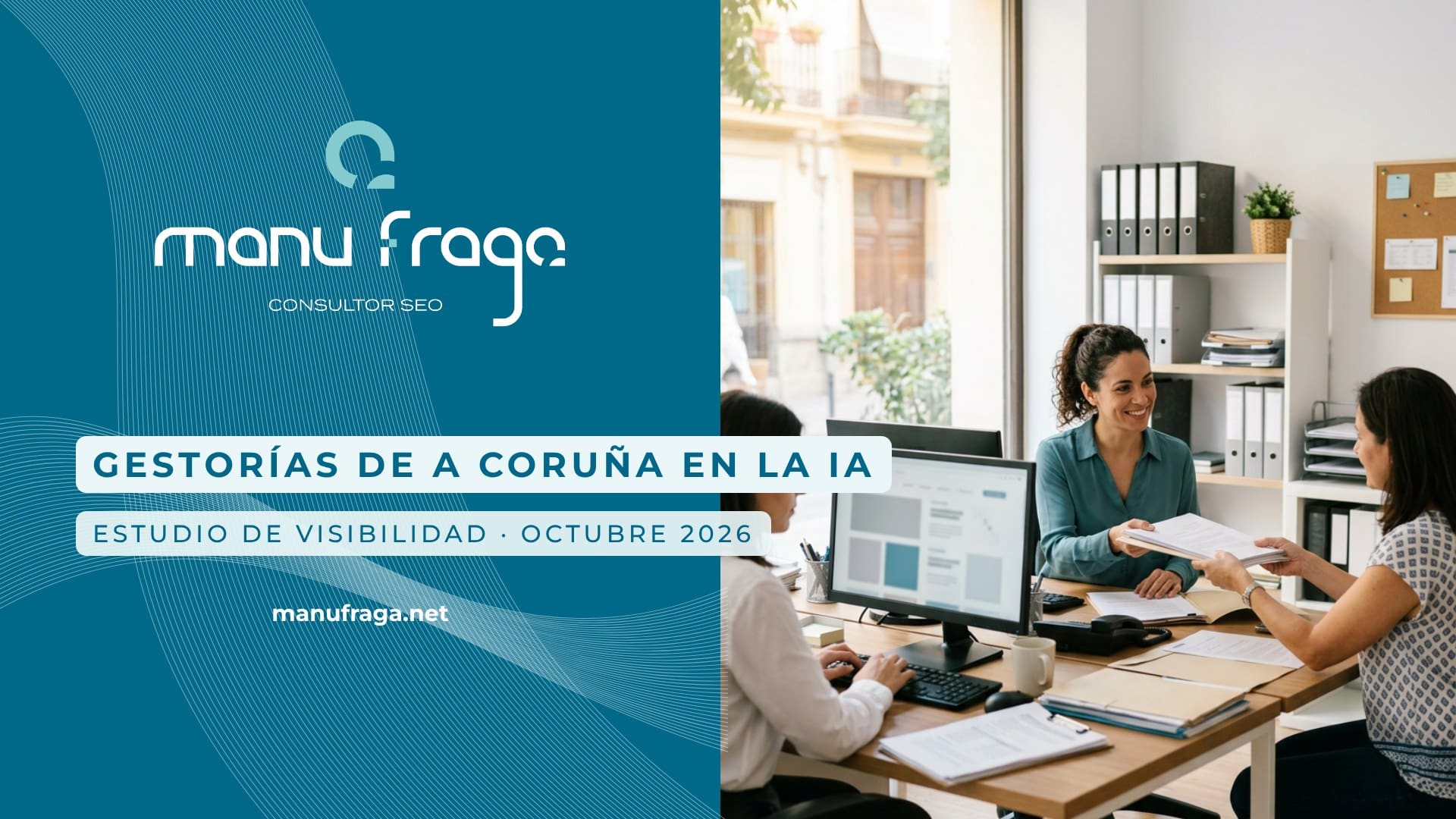 Oficina luminosa de una gestoría: dos empleadas en sus mesas con ordenador y una clienta entregando documentos, junto a estanterías con archivadores